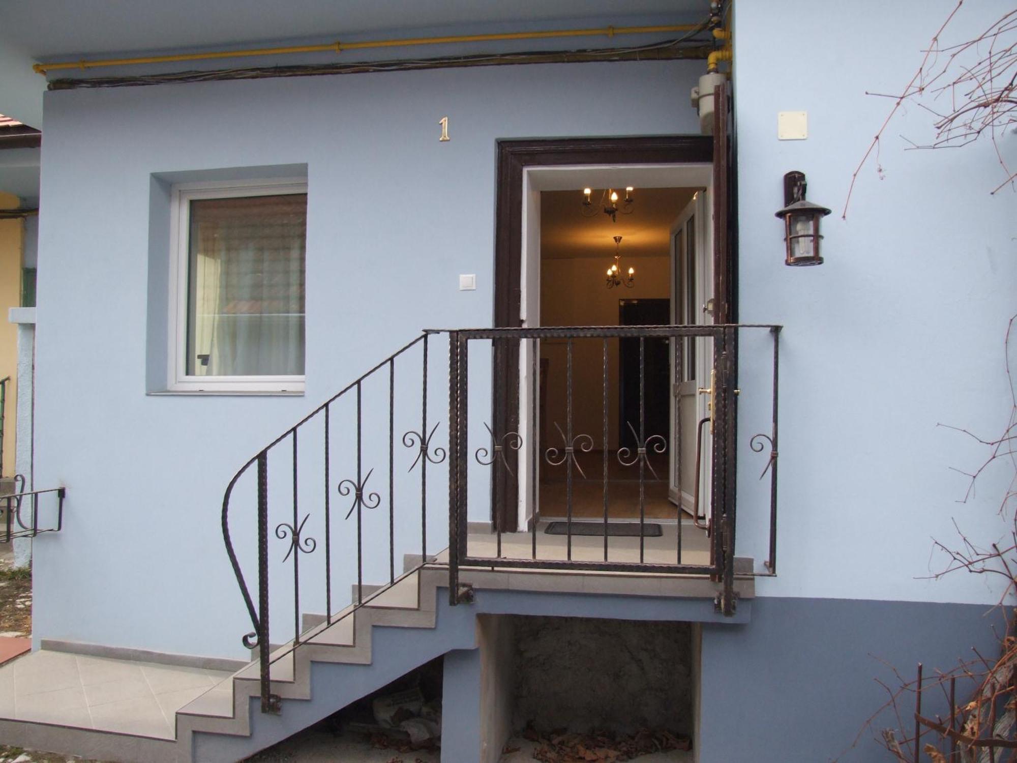 Отель Blue House Брашов Экстерьер фото